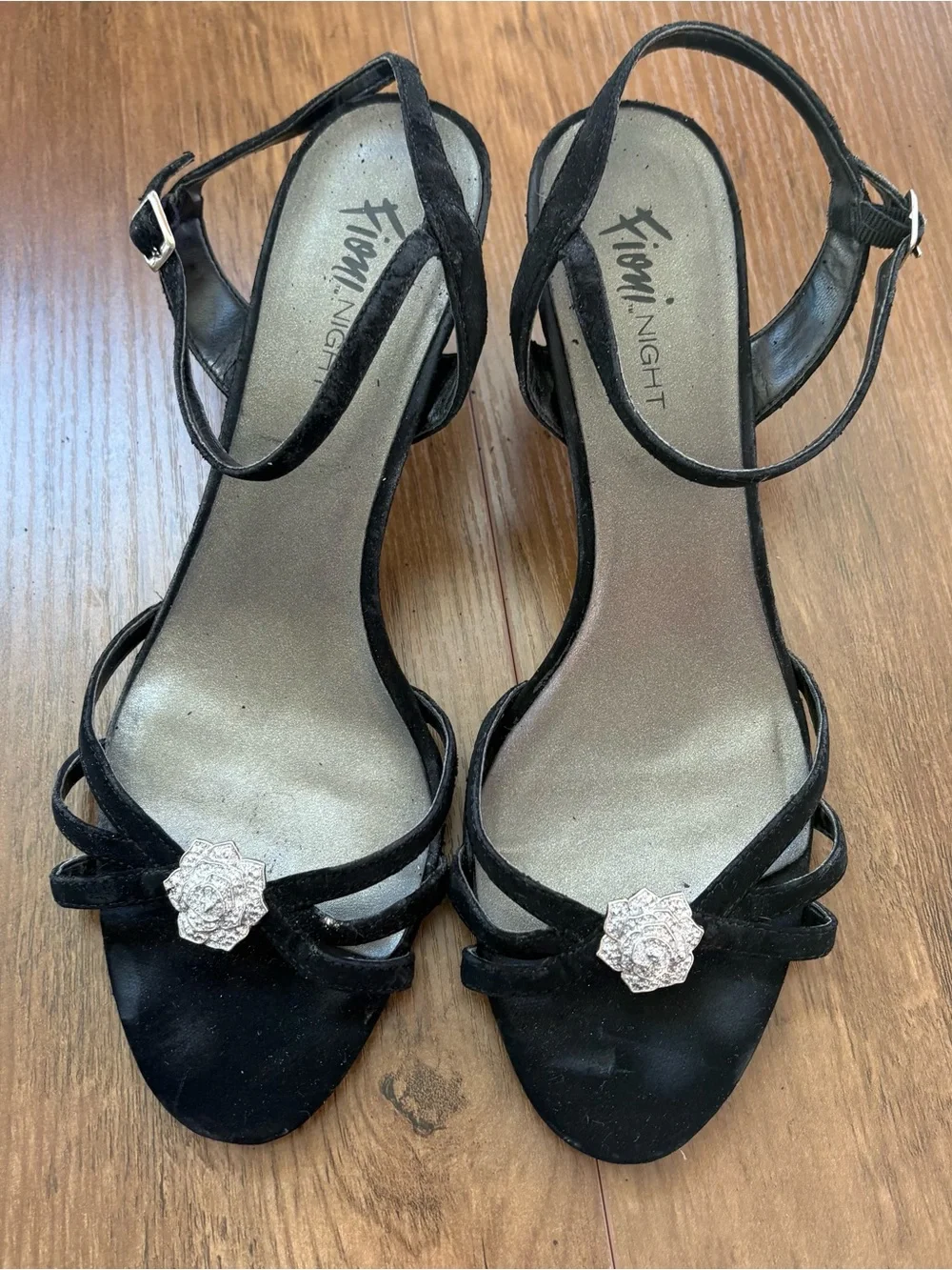 FIONI Clothing Black Strappy Heels with silverFlower Accent. Size 11. INV25/569